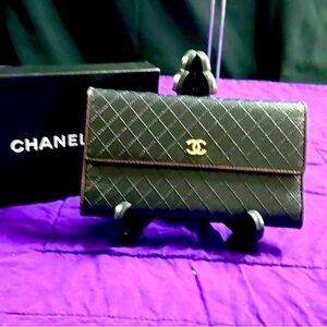 EUC CHANEL MATELASSE STYLE WITH BURGUNDY‎ LINING WALLET
